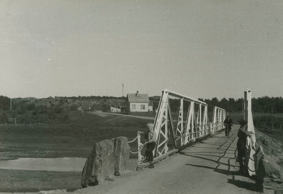 Et foto fra Brennelv i Porsanger under krigens dager forteller en historie.
 Foto: Arkiv Roger Albrigtsen
