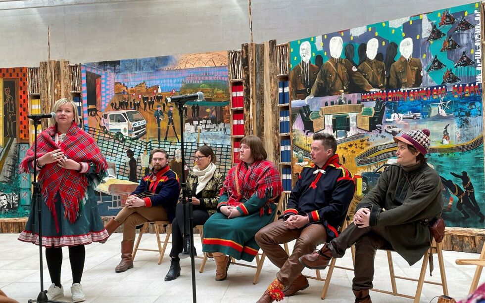 OCA-direk­tør Katya García-Antón for­tel­ler at hun aldri før har opp­levd maken til in­te­res­se, fra presse og kunst­mu­seer, som ved den sam­iske pavil­jon­gen i Vene­zia. – Respon­sen er over­veld­en­de, sier García-Antón, sitt­en­de midt i bildet. Kunst­ner Má­ret Ánne Sara for­tel­ler om sin kunst, un­der for­hånds­vis­nin­gen for presse og spe­si­elt invi­terte. Alle foto: Åse M. P. Pulk/Same­ting­et.