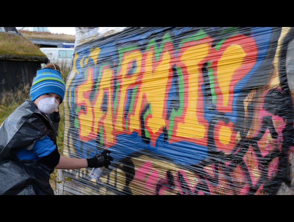 Vi lar Sigmund Brandfjell Brandzæg illustrere saken med sin graffitikunst på Sørsamisk kulturfestival i 2014, da han var 11 år.
 Foto: Steinar Solaas