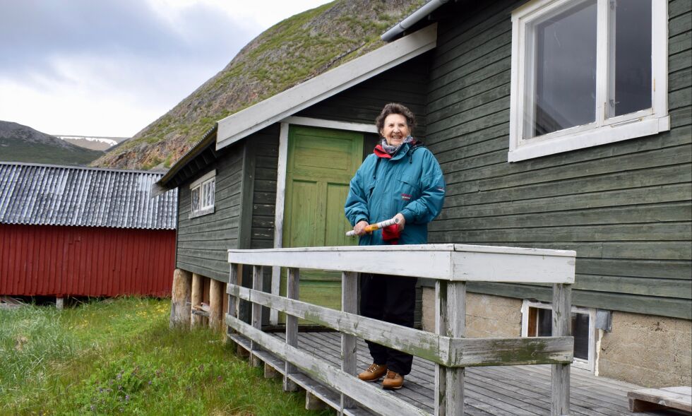 Kristine Sabbasen, født Samuelsen, tilbake foran barndommens butikk. Hun synes det er stor stas å få komme tilbake til Lávvonjárgá.
 Foto: Birgitte Wisur Olsen