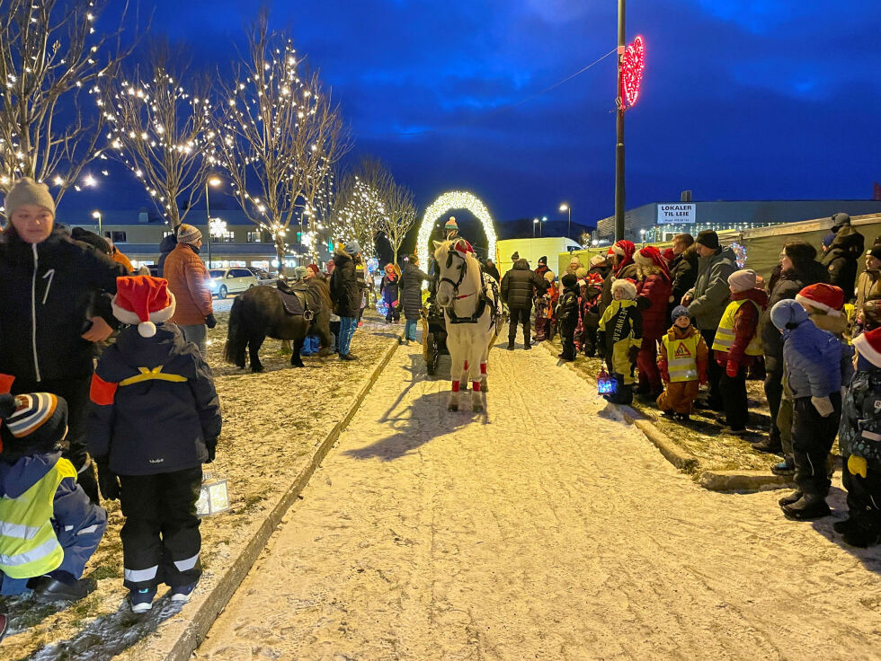 Tana hestesportsklubb satte en spiss på det hele ved å lede an i nissemarsjen med hest, dombjeller og slede. Aller først vakre og flinke Vest Glimt.
 Foto: Birgitte Wisur Olsen
