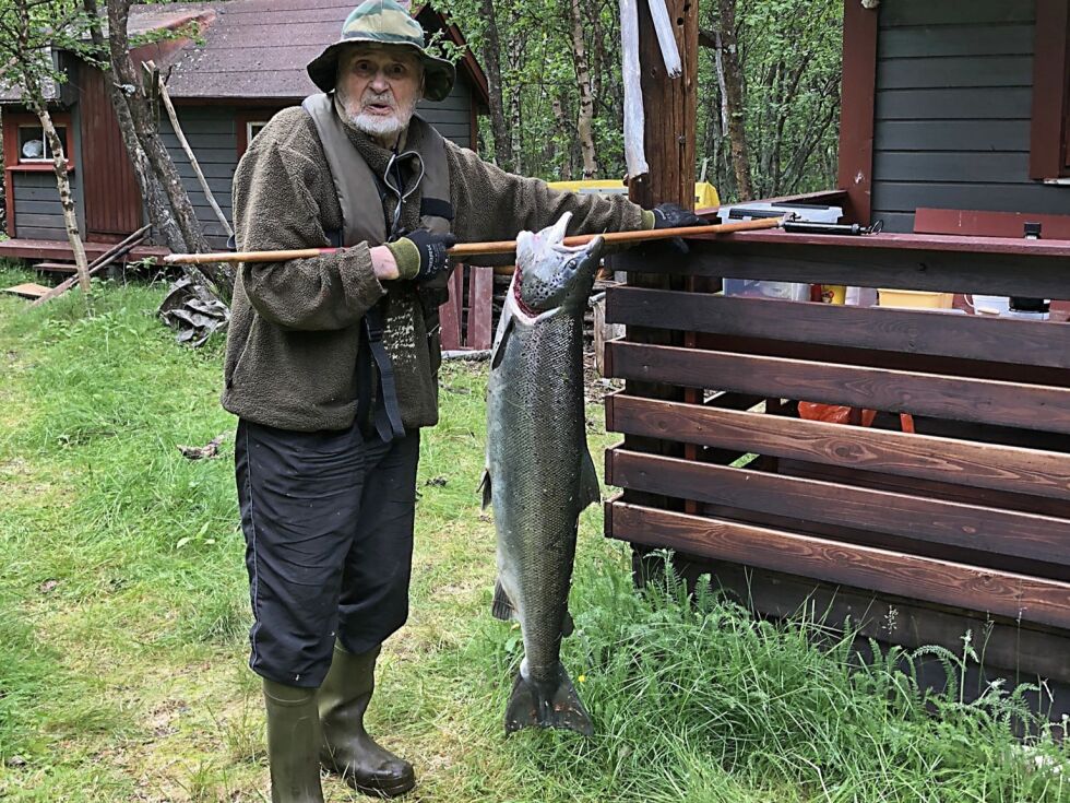Her poserer den erfarne laksefiskeren Sverre Opdahl med fangsten.
 Foto: Gunhild Møller Opdahl