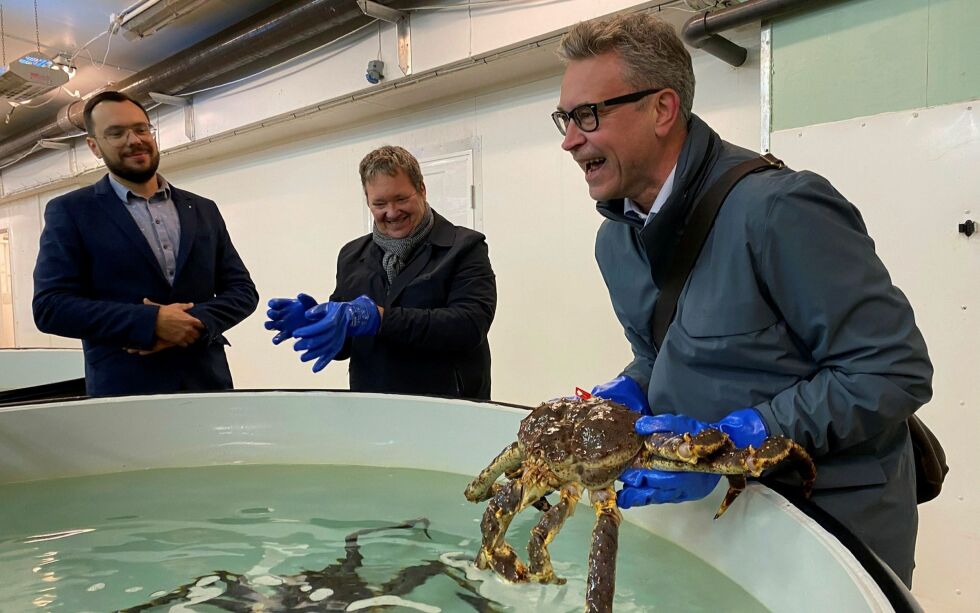 Fisk­eri- og sjø­mat­mi­nis­ter Odd Emil In­ge­brigt­sen (til høy­re) var tid­lig­ere i høst på be­søk hos Nor­way King Crab i Bug­øy­nes i Sør-Var­ang­er.
FOTO: PRESSE­FOTO
 Foto: Pressefoto
