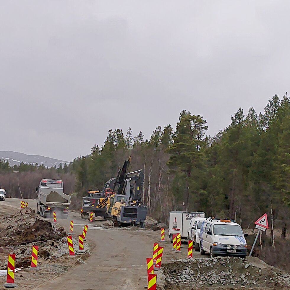 Bilister på pasvikveien bærer nok over med at det i anleggsområdet vil kunne bli forsinkelser på kjøreturen opp Pasvikdalen.
 Foto: Per Sønvisen/ AS Oscar Sundquist