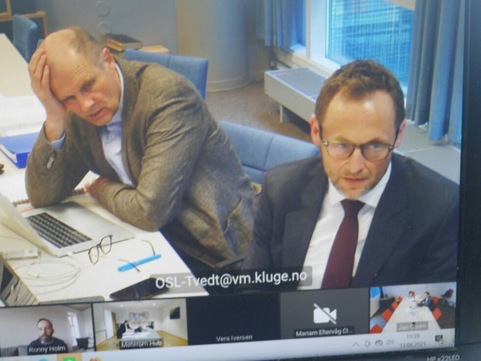 I Ham­mer­fest ting­rett ons­dag, hev­det ad­vo­kat Anders Sten­bren­den (for­an) at opp­si­gel­sen av Ei­nar Hauge var po­li­tisk mo­ti­vert fra Nord­kapp kom­mu­nes side. Han vis­te til Hau­ges ar­beid med Nord­kapp-sak­en og med to kom­mu­na­le le­der­stil­lin­ger som skul­le trek­kes inn.
 Foto: Skjermdump