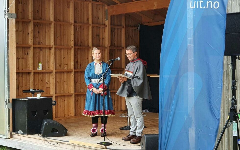 Katharina Andersen Bewalitz fikk utdelt årets Árdnapris, og det under Riddu Riđđu. Den deler hun med Sofie Pernille Nilsen Fossli, som ikke kunne være til stede. Instituttleder Torjer Andreas Olsen, ved senter for samiske studier ved Universitetet i Tromsø, overrakte prisen. FOTO: Magne Kveseth, UiT.